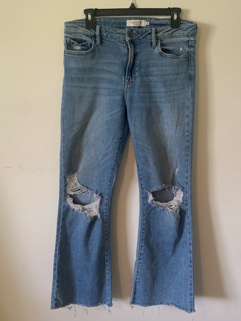 Moodie Women’s Distressed Blue Knee-Rip stretchy Jeans